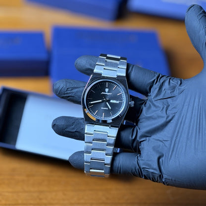 Reloj Poedagar 930 dial negro en la mano